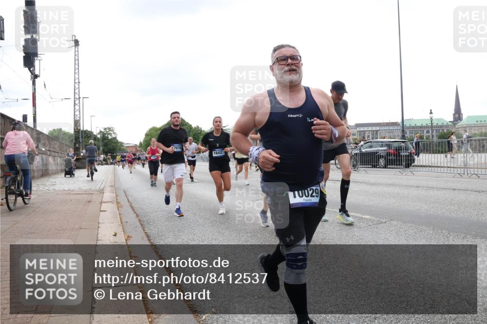 29.06.2025 - hella hamburg halbmarathon Lena Gebhardt http://msf.ph/oto/8412537 29.06.2025 10:51:15 Lombardsbrücke 7079, 1642, 029, 1129, 1203, 1208, 1404, 1478, 1617, 1997, 2200, 2202, 2308, 2358, 2380, 2484, 2485, 2859, 3934, 4156, 4652, 4713, 4771, 4808, 4848, 4878, 4920, 5286, 5289, 5357, 5394, 5530, 6091, 6178, 6945, 6961, 7012, 7141, 7769, 7770, 7771, 7825, 7841, 7871, 7992, 8040, 8200, 8410, 8672, 8779, 8986, 9166, 9167, 9582, 9583, 9763, 10029, 10552, 10614, 10636, 11034, 11052, 11252, 11268, 11575, 11577, 14534 meine-sportfotos.de