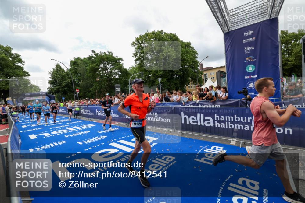 29.06.2025 - hella hamburg halbmarathon Zöllner http://msf.ph/oto/8412541 29.06.2025 10:46:50 Ziel 3976, 6630, 11858, 13940, 14541, 15900, 16175, 17353, 17492, 17669, 17743, 17865, 17892, 19128 meine-sportfotos.de