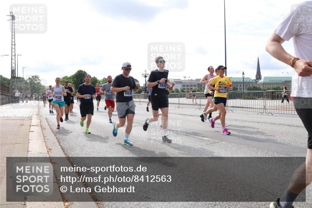 29.06.2025 - hella hamburg halbmarathon Lena Gebhardt http://msf.ph/oto/8412563 29.06.2025 10:17:16 Lombardsbrücke 5929, 681, 8558, 5930, 2100, 1356, 1083, 1117, 1137, 1204, 1240, 1298, 1331, 1348, 1356, 1403, 1477, 1553, 1602, 2225, 2305, 2860, 2908, 3210, 3450, 3464, 3466, 3622, 3802, 3803, 4194, 4852, 5023, 5390, 5929, 5930, 5995, 6126, 6128, 6328, 6520, 6522, 6786, 6948, 7011, 7114, 7115, 7257, 7291, 7345, 7360, 7376, 7410, 7445, 7566, 7647, 7844, 7924, 7928, 7945, 8210, 8253, 8263, 8309, 8351, 8433, 8513, 8558, 8895, 8983, 9152, 9208, 9259 meine-sportfotos.de
