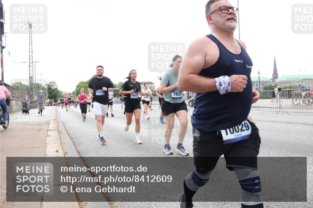 29.06.2025 - hella hamburg halbmarathon Lena Gebhardt http://msf.ph/oto/8412609 29.06.2025 10:51:15 Lombardsbrücke 17079, 16427, 14152, 7825, 42, 029, 1129, 1203, 1208, 1404, 1478, 1617, 1997, 2200, 2202, 2308, 2358, 2380, 2484, 2485, 2859, 3934, 4156, 4652, 4713, 4771, 4808, 4848, 4878, 4920, 5286, 5289, 5357, 5394, 5530, 6091, 6178, 6945, 6961, 7012, 7141, 7769, 7770, 7771, 7825, 7841, 7871, 7992, 8040, 8200, 8410, 8672, 8779, 8986, 9166, 9167, 9582, 9583, 9763, 10029, 10552, 10614, 10636, 11034, 11052, 11252, 11268, 11575, 11577, 14534 meine-sportfotos.de
