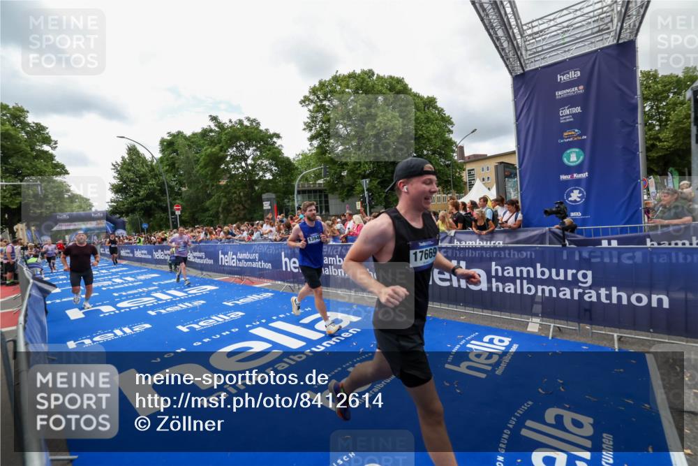 29.06.2025 - hella hamburg halbmarathon Zöllner http://msf.ph/oto/8412614 29.06.2025 10:46:55 Ziel 4091, 11858, 13940, 14385, 17172, 17353, 17492, 17669, 17892, 19105 meine-sportfotos.de