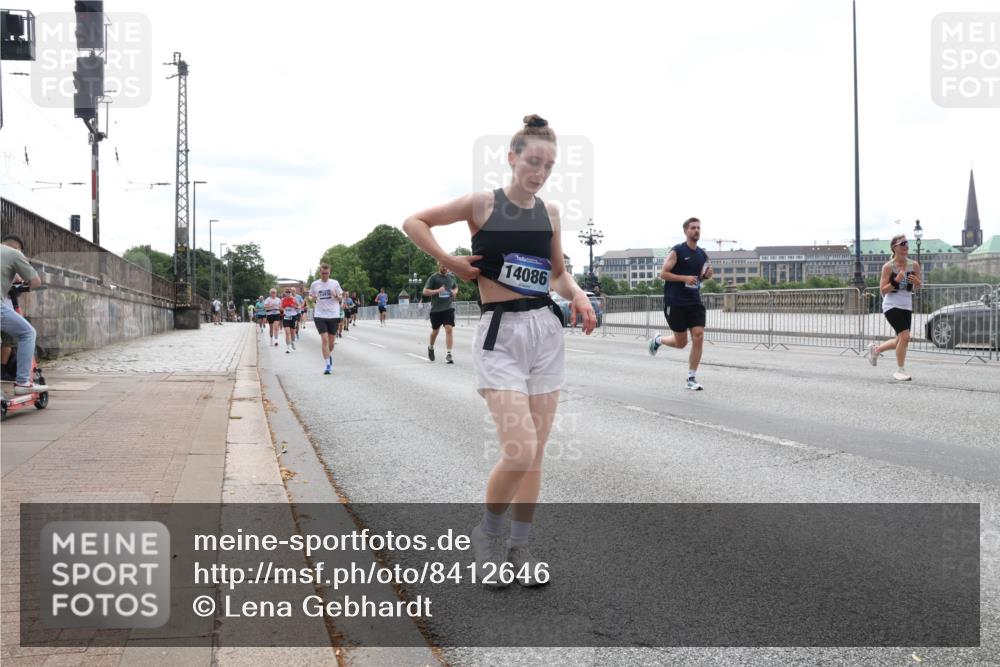 29.06.2025 - hella hamburg halbmarathon Lena Gebhardt http://msf.ph/oto/8412646 29.06.2025 10:25:42 Lombardsbrücke 14086, 1093, 1305, 1479, 1481, 1627, 2278, 3343, 3765, 4378, 4797, 5028, 5497, 5564, 5814, 6663, 6869, 8881, 8962, 9811, 9927, 10104, 10219, 10845, 10846, 11157, 11596, 11662, 11699, 11828, 11859, 12074, 12505, 12838, 12945, 12946, 13510, 13653, 13842, 14086, 14223, 14936, 15016, 15119, 15283, 16289, 16354, 16381, 16421, 16422, 16927, 17369 meine-sportfotos.de