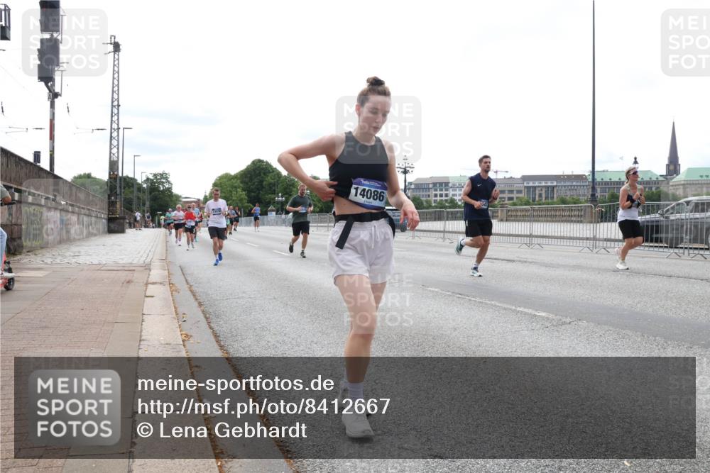 29.06.2025 - hella hamburg halbmarathon Lena Gebhardt http://msf.ph/oto/8412667 29.06.2025 10:25:42 Lombardsbrücke 14086, 1093, 1305, 1479, 1481, 1627, 2278, 3343, 3765, 4378, 4797, 5028, 5497, 5564, 5814, 6663, 6869, 8881, 8962, 9811, 9927, 10104, 10219, 10845, 10846, 11157, 11596, 11662, 11699, 11828, 11859, 12074, 12505, 12838, 12945, 12946, 13510, 13653, 13842, 14086, 14223, 14936, 15016, 15119, 15283, 16289, 16354, 16381, 16421, 16422, 16927, 17369 meine-sportfotos.de