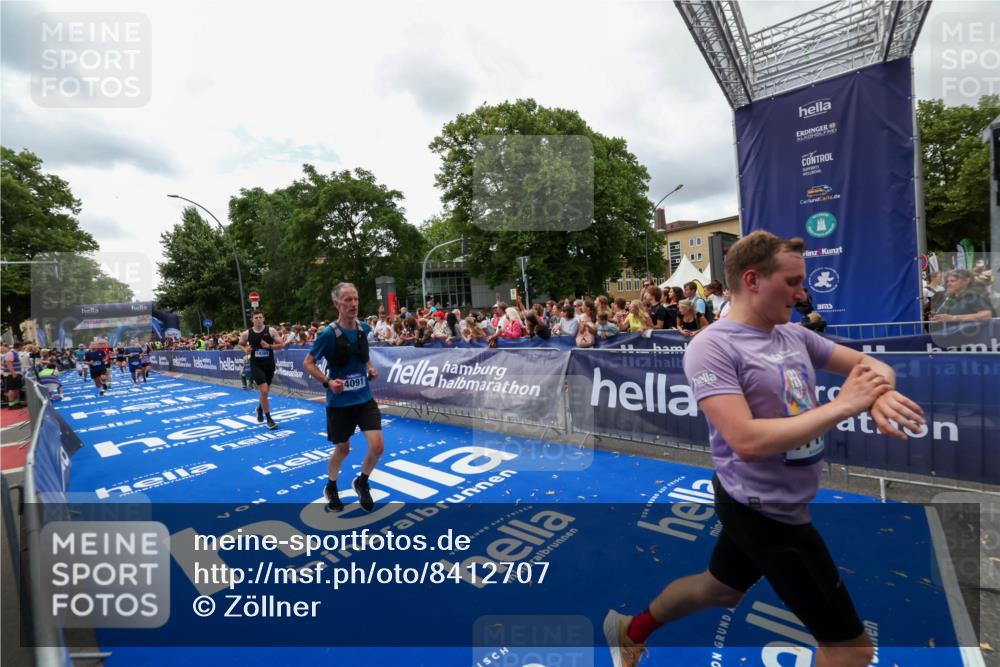 29.06.2025 - hella hamburg halbmarathon Zöllner http://msf.ph/oto/8412707 29.06.2025 10:47:00 Ziel 1139, 1689, 4091, 10122, 13728, 14385, 14415, 14449, 14594, 15825, 16081, 17172, 17979, 19105 meine-sportfotos.de