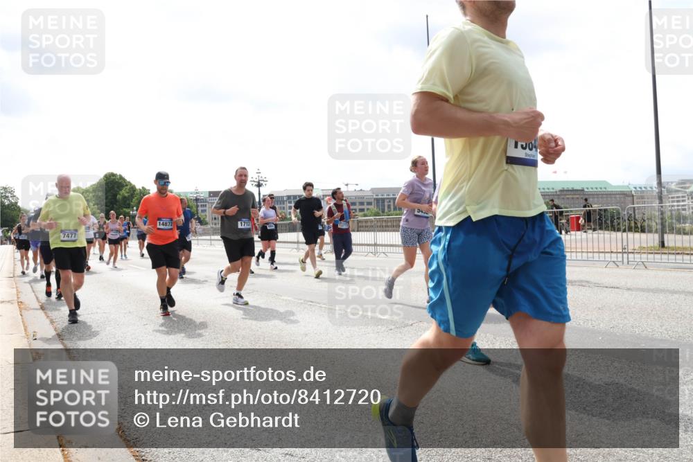 29.06.2025 - hella hamburg halbmarathon Lena Gebhardt http://msf.ph/oto/8412720 29.06.2025 10:41:58 Lombardsbrücke 14872, 1712, 684, 13772, 7477, 343, 1004, 1039, 1314, 1509, 1623, 1648, 1712, 1752, 2145, 2153, 2523, 2974, 3276, 3326, 3459, 3460, 3568, 4329, 4541, 4735, 4736, 4787, 4885, 5419, 5432, 5671, 6136, 6137, 6153, 6320, 6430, 6436, 6450, 6618, 6837, 6846, 6917, 7357, 7477, 7955, 7968, 8004, 8014, 8162, 8163, 8300, 8301, 8443, 8848, 8897, 8908, 9008, 9223, 9370, 9467, 9588, 10027, 10348, 10623, 11011 meine-sportfotos.de