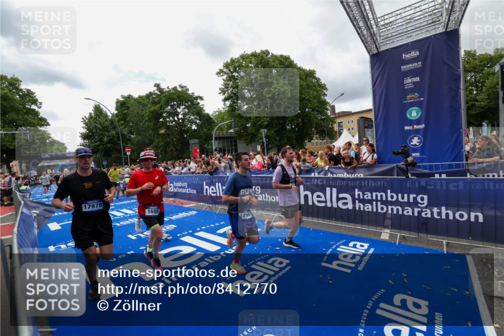 29.06.2025 - hella hamburg halbmarathon Zöllner http://msf.ph/oto/8412770 29.06.2025 10:47:05 Ziel 1139, 1460, 1689, 4377, 5472, 6700, 9794, 10122, 13728, 14415, 14449, 14594, 14783, 15825, 16081, 17979 meine-sportfotos.de