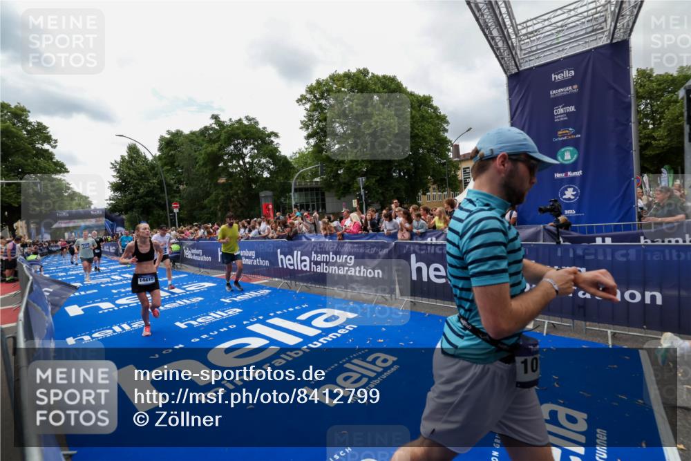29.06.2025 - hella hamburg halbmarathon Zöllner http://msf.ph/oto/8412799 29.06.2025 10:47:07 Ziel 1460, 4093, 4377, 5472, 6700, 7908, 9794, 10122, 12579, 13728, 14415, 14449, 14783, 15684, 15825 meine-sportfotos.de