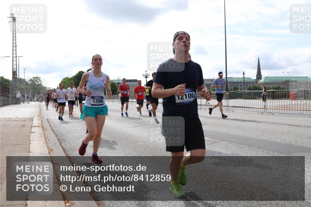 29.06.2025 - hella hamburg halbmarathon Lena Gebhardt http://msf.ph/oto/8412859 29.06.2025 10:17:17 Lombardsbrücke 1356, 12100, 1083, 1137, 1204, 1298, 1331, 1348, 1356, 1403, 1477, 1553, 1602, 2225, 2305, 2860, 2908, 3210, 3450, 3464, 3466, 3622, 3802, 3803, 4194, 4852, 5023, 5390, 5929, 5930, 5995, 6126, 6128, 6328, 6520, 6522, 6786, 6948, 7011, 7114, 7115, 7257, 7291, 7345, 7360, 7376, 7410, 7445, 7566, 7647, 7844, 7924, 7928, 7945, 8210, 8253, 8263, 8309, 8351, 8433, 8513, 8558, 8895, 8983, 9152, 9259, 9848 meine-sportfotos.de