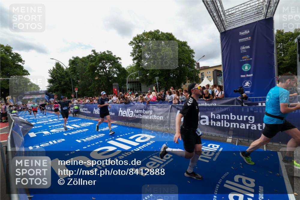 29.06.2025 - hella hamburg halbmarathon Zöllner http://msf.ph/oto/8412888 29.06.2025 10:47:12 Ziel 1460, 2623, 4093, 5472, 6373, 6700, 6716, 7480, 7908, 12579, 13007, 15684, 17718, 17915 meine-sportfotos.de
