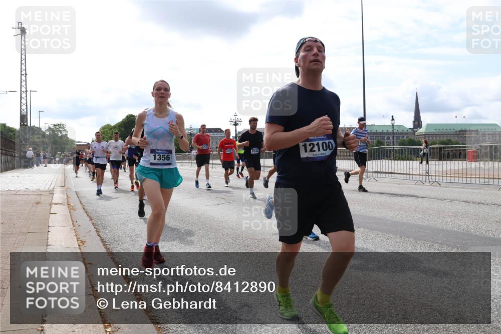 29.06.2025 - hella hamburg halbmarathon Lena Gebhardt http://msf.ph/oto/8412890 29.06.2025 10:17:17 Lombardsbrücke 10592, 1356, 12100, 1083, 1137, 1204, 1298, 1331, 1348, 1356, 1403, 1477, 1553, 1602, 2225, 2305, 2860, 2908, 3210, 3450, 3464, 3466, 3622, 3802, 3803, 4194, 4852, 5023, 5390, 5929, 5930, 5995, 6126, 6128, 6328, 6520, 6522, 6786, 6948, 7011, 7114, 7115, 7257, 7291, 7345, 7360, 7376, 7410, 7445, 7566, 7647, 7844, 7924, 7928, 7945, 8210, 8253, 8263, 8309, 8351, 8433, 8513, 8558, 8895, 8983, 9152, 9259, 9848 meine-sportfotos.de