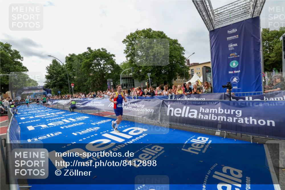 29.06.2025 - hella hamburg halbmarathon Zöllner http://msf.ph/oto/8412898 29.06.2025 10:23:50 Ziel 5301, 6699, 9151, 9447, 10780 meine-sportfotos.de