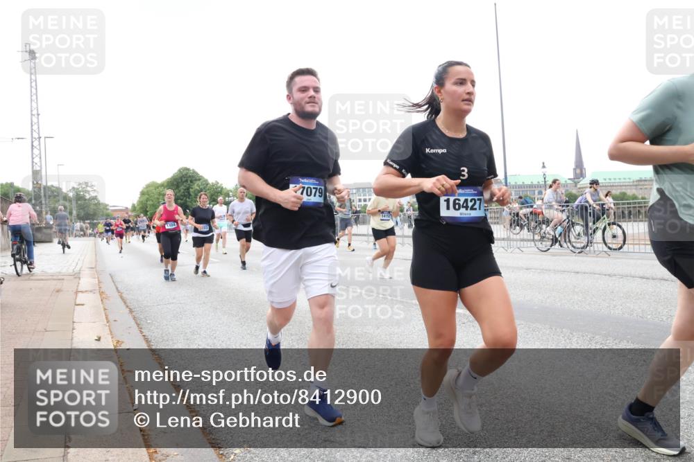 29.06.2025 - hella hamburg halbmarathon Lena Gebhardt http://msf.ph/oto/8412900 29.06.2025 10:51:16 Lombardsbrücke 1404, 7079, 14152, 3, 16427, 1129, 1203, 1208, 1404, 1478, 1617, 1997, 2202, 2308, 2358, 2380, 2484, 2485, 2736, 2778, 2859, 3934, 4156, 4652, 4713, 4771, 4808, 4848, 4878, 4920, 5286, 5289, 5357, 5394, 5530, 6091, 6178, 6945, 6954, 6961, 7012, 7141, 7769, 7770, 7771, 7825, 7841, 7871, 7992, 8040, 8200, 8410, 8672, 8779, 8986, 9166, 9167, 9582, 9583, 9763, 10029, 10496, 10552, 10614, 10636, 11034, 11052, 11252, 11268, 11575, 11577, 14534 meine-sportfotos.de