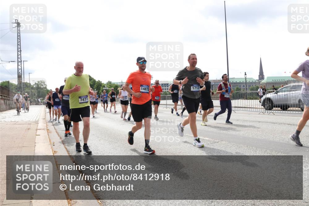 29.06.2025 - hella hamburg halbmarathon Lena Gebhardt http://msf.ph/oto/8412918 29.06.2025 10:41:59 Lombardsbrücke 1648, 11943, 7477, 6137, 14872, 2258, 1712, 1039, 1314, 1509, 1623, 1648, 1712, 1752, 2145, 2153, 2523, 2974, 3276, 3326, 3459, 3460, 3568, 4329, 4541, 4735, 4736, 4787, 4885, 5419, 5432, 5671, 6136, 6137, 6153, 6320, 6430, 6436, 6450, 6618, 6837, 6846, 6917, 7357, 7477, 7955, 7968, 8004, 8014, 8162, 8163, 8300, 8301, 8443, 8848, 8897, 8908, 9008, 9223, 9370, 9467, 9588, 10027, 10623, 11011 meine-sportfotos.de