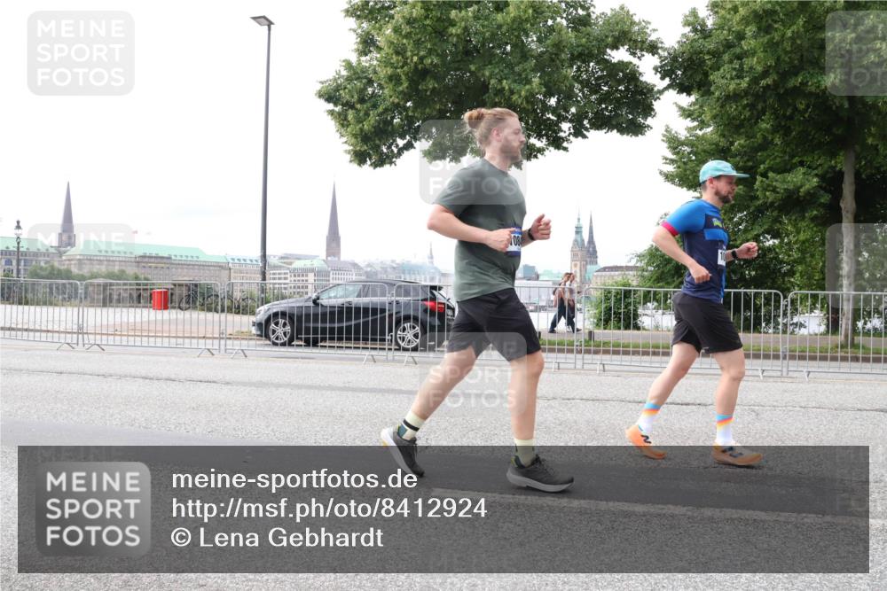 29.06.2025 - hella hamburg halbmarathon Lena Gebhardt http://msf.ph/oto/8412924 29.06.2025 10:25:47 Lombardsbrücke 08, 1093, 1305, 1479, 1481, 2278, 3343, 3765, 4378, 4797, 5028, 5497, 6663, 6869, 8881, 9811, 10104, 10219, 10845, 10846, 11139, 11157, 11596, 11662, 11699, 11828, 11859, 12074, 12505, 12838, 12945, 12946, 13510, 13653, 13842, 14179, 14223, 14936, 15016, 15119, 15283, 16289, 16354, 16381, 16421, 16422, 16927, 17369, 19144 meine-sportfotos.de