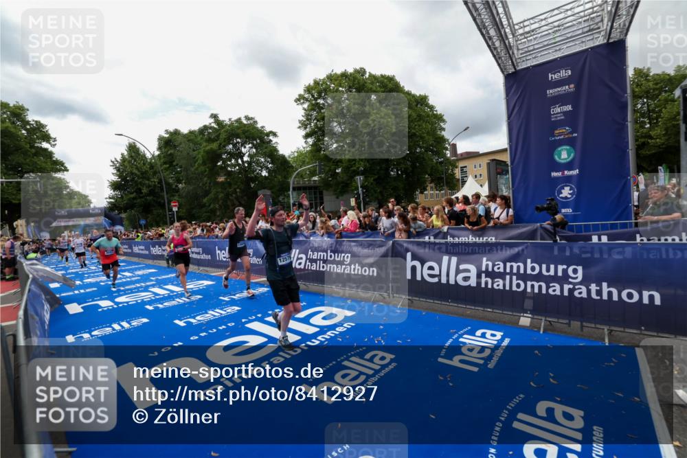 29.06.2025 - hella hamburg halbmarathon Zöllner http://msf.ph/oto/8412927 29.06.2025 10:47:14 Ziel 2623, 4093, 6373, 6716, 7480, 7908, 10208, 10211, 12579, 13007, 15684, 17718, 17915 meine-sportfotos.de