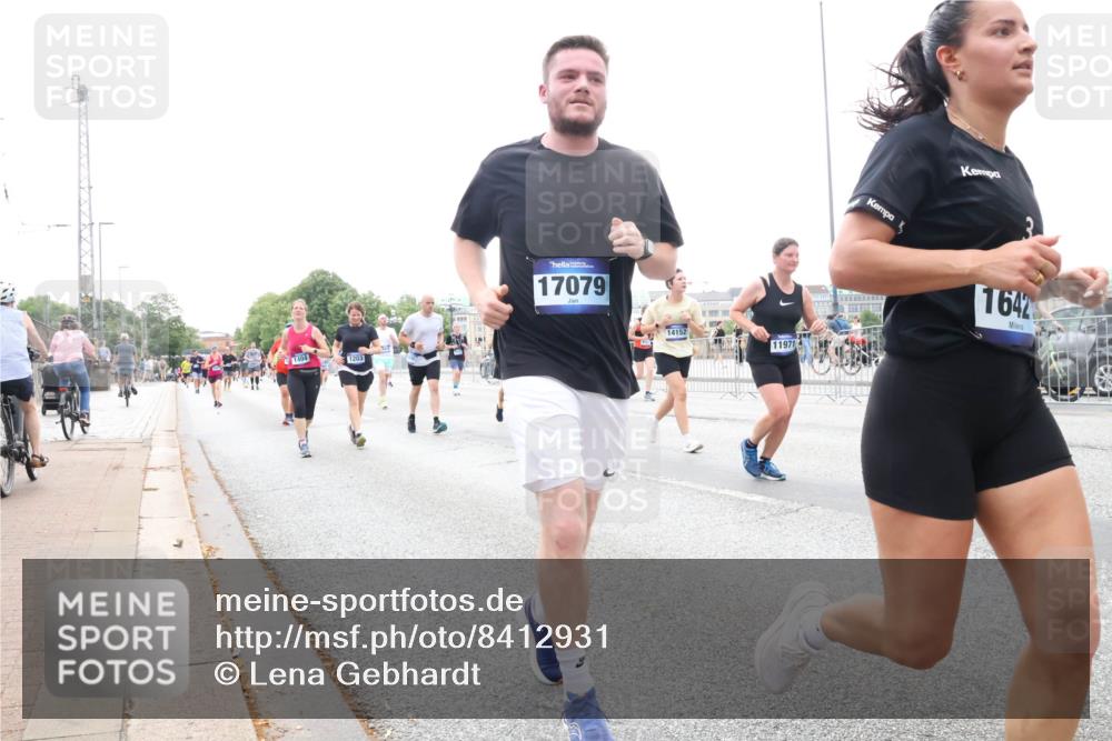 29.06.2025 - hella hamburg halbmarathon Lena Gebhardt http://msf.ph/oto/8412931 29.06.2025 10:51:17 Lombardsbrücke 1404, 1203, 17079, 14152, 11971, 1642, 1129, 1203, 1208, 1404, 1478, 1617, 1997, 2202, 2308, 2358, 2380, 2484, 2485, 2736, 2778, 2859, 3934, 4156, 4652, 4713, 4748, 4771, 4808, 4848, 4878, 4920, 5286, 5289, 5357, 5394, 5530, 6091, 6178, 6945, 6954, 6961, 7012, 7141, 7769, 7770, 7771, 7825, 7841, 7871, 7992, 8040, 8125, 8200, 8410, 8672, 8779, 8986, 9166, 9167, 9582, 9583, 9763, 10029, 10496, 10552, 10614, 10636, 11034, 11052, 11252, 11268, 11575, 11577, 14534 meine-sportfotos.de