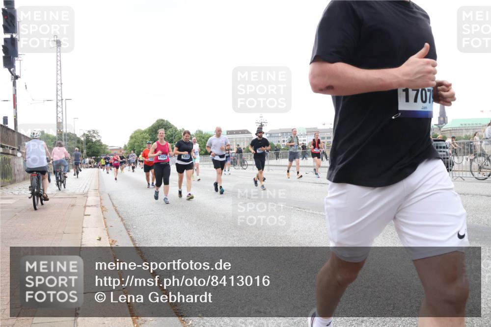 29.06.2025 - hella hamburg halbmarathon Lena Gebhardt http://msf.ph/oto/8413016 29.06.2025 10:51:17 Lombardsbrücke 1404, 1203, 1707, 1129, 1203, 1208, 1404, 1478, 1617, 1997, 2202, 2308, 2358, 2380, 2484, 2485, 2736, 2778, 2859, 3934, 4156, 4652, 4713, 4748, 4771, 4808, 4848, 4878, 4920, 5286, 5289, 5357, 5394, 5530, 6091, 6178, 6945, 6954, 6961, 7012, 7141, 7769, 7770, 7771, 7825, 7841, 7871, 7992, 8040, 8125, 8200, 8410, 8672, 8779, 8986, 9166, 9167, 9582, 9583, 9763, 10029, 10496, 10552, 10614, 10636, 11034, 11052, 11252, 11268, 11575, 11577, 14534 meine-sportfotos.de