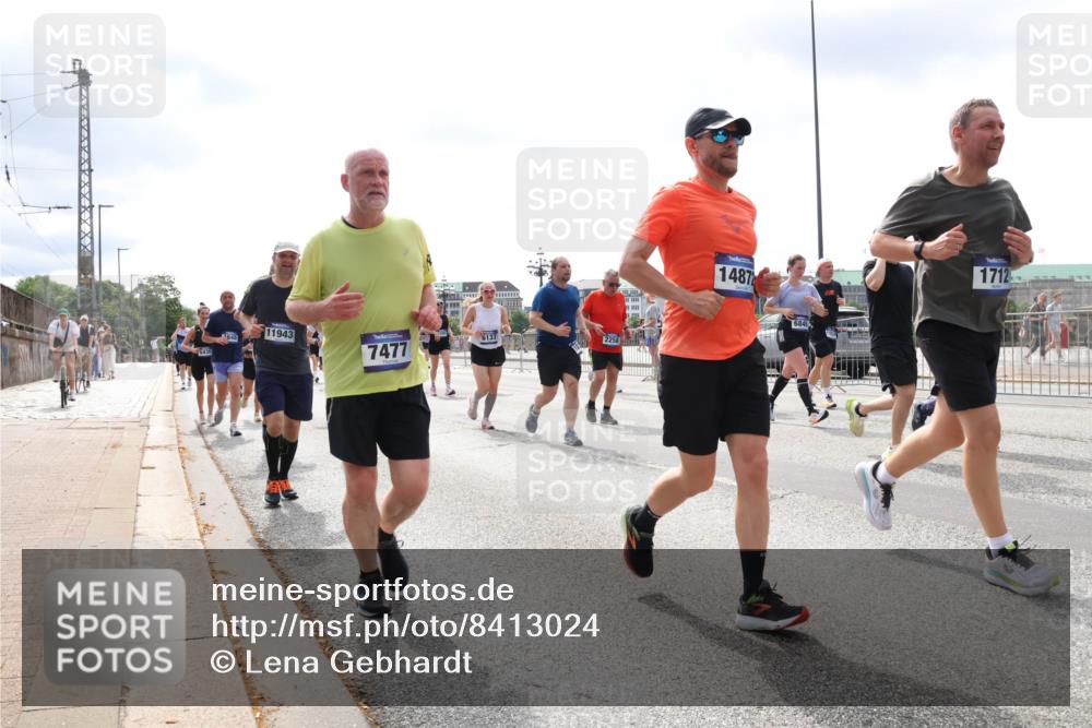 29.06.2025 - hella hamburg halbmarathon Lena Gebhardt http://msf.ph/oto/8413024 29.06.2025 10:42:00 Lombardsbrücke 648, 11943, 6137, 7477, 2258, 1487, 684, 1712, 1039, 1314, 1509, 1623, 1624, 1648, 1712, 1752, 2145, 2153, 2523, 2974, 3276, 3326, 3459, 3460, 3568, 4329, 4541, 4735, 4736, 4787, 4885, 5419, 5432, 5671, 6136, 6137, 6153, 6320, 6430, 6436, 6450, 6618, 6837, 6846, 6917, 7357, 7477, 7955, 7968, 8004, 8014, 8162, 8163, 8300, 8301, 8443, 8712, 8848, 8897, 8908, 9008, 9223, 9370, 9467, 9588, 10027, 10623, 11011 meine-sportfotos.de