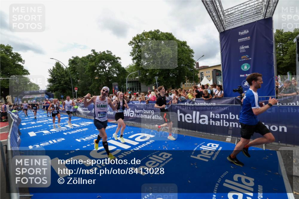 29.06.2025 - hella hamburg halbmarathon Zöllner http://msf.ph/oto/8413028 29.06.2025 10:47:19 Ziel 2623, 5024, 6134, 6168, 6203, 6373, 6716, 7480, 10208, 10211, 11518, 13672, 14722, 16286, 17718, 17915, 18856 meine-sportfotos.de