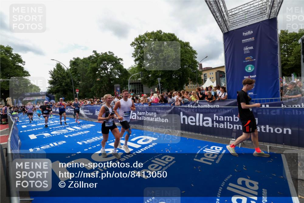 29.06.2025 - hella hamburg halbmarathon Zöllner http://msf.ph/oto/8413050 29.06.2025 10:47:21 Ziel 2864, 5024, 6134, 6168, 6203, 6716, 7480, 10208, 10211, 11518, 13672, 13782, 14722, 15611, 16089, 16286, 17915, 18856 meine-sportfotos.de