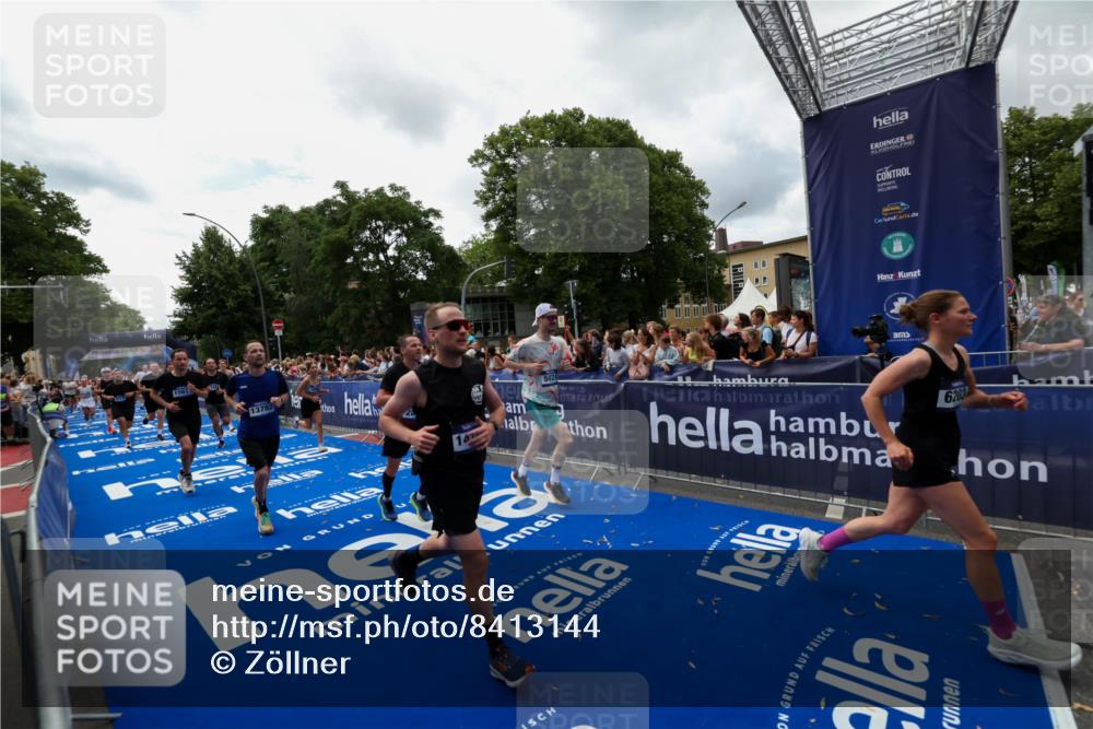 29.06.2025 - hella hamburg halbmarathon Zöllner http://msf.ph/oto/8413144 29.06.2025 10:47:27 Ziel 51, 1012, 2274, 2839, 2864, 2869, 5024, 5532, 5650, 6203, 8693, 9305, 10423, 11077, 11491, 11518, 13782, 14722, 15350, 15611, 15923, 16089, 16819, 18758, 18974 meine-sportfotos.de