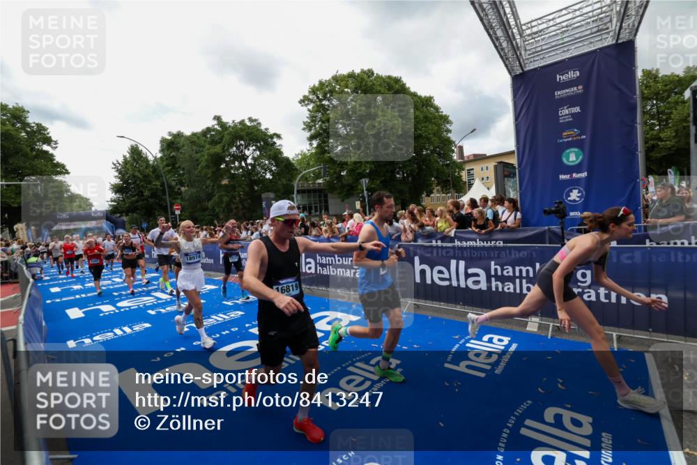 29.06.2025 - hella hamburg halbmarathon Zöllner http://msf.ph/oto/8413247 29.06.2025 10:47:32 Ziel 51, 1012, 1070, 1592, 2274, 2839, 2869, 2953, 3304, 5532, 5650, 8023, 8234, 8693, 8852, 9305, 10423, 11021, 11077, 12870, 13223, 13303, 15350, 15479, 15923, 16819, 17846, 17905, 18758, 18974 meine-sportfotos.de