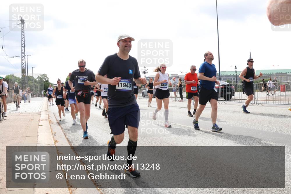29.06.2025 - hella hamburg halbmarathon Lena Gebhardt http://msf.ph/oto/8413248 29.06.2025 10:42:01 Lombardsbrücke 6430, 158, 175, 11943, 6137, 2258, 11655, 1039, 1314, 1509, 1623, 1624, 1648, 1712, 1752, 2145, 2153, 2523, 2974, 3276, 3326, 3459, 3460, 3568, 4329, 4353, 4541, 4735, 4736, 4787, 4885, 5419, 5432, 5671, 6136, 6137, 6153, 6320, 6430, 6436, 6450, 6618, 6837, 6846, 6917, 7357, 7477, 7955, 7968, 8004, 8014, 8162, 8163, 8300, 8301, 8443, 8459, 8712, 8848, 8897, 8908, 9008, 9223, 9370, 9467, 9588, 10027, 10623, 11011 meine-sportfotos.de