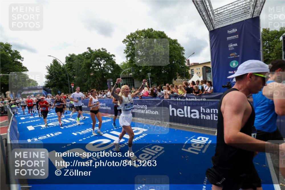 29.06.2025 - hella hamburg halbmarathon Zöllner http://msf.ph/oto/8413263 29.06.2025 10:47:32 Ziel 51, 1012, 1070, 1592, 2274, 2839, 2869, 2953, 3304, 5532, 5650, 8023, 8234, 8693, 8852, 9305, 10423, 11021, 11077, 12870, 13223, 13303, 15350, 15479, 15923, 16819, 17846, 17905, 18758, 18974 meine-sportfotos.de