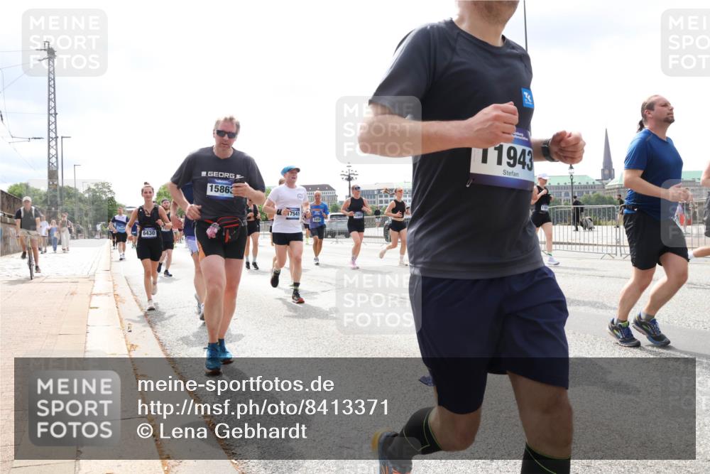 29.06.2025 - hella hamburg halbmarathon Lena Gebhardt http://msf.ph/oto/8413371 29.06.2025 10:42:02 Lombardsbrücke 6430, 15863, 17541, 3459, 1943, 1039, 1314, 1509, 1623, 1624, 1648, 1712, 1752, 2145, 2153, 2523, 2974, 3276, 3326, 3459, 3460, 3568, 4329, 4353, 4541, 4735, 4736, 4787, 4885, 5419, 5432, 5671, 6136, 6137, 6153, 6320, 6430, 6436, 6450, 6618, 6837, 6846, 6917, 7357, 7477, 7955, 7968, 8004, 8014, 8162, 8163, 8300, 8301, 8443, 8459, 8712, 8848, 8897, 8908, 9008, 9223, 9370, 9467, 9588, 10027, 10623, 11011 meine-sportfotos.de