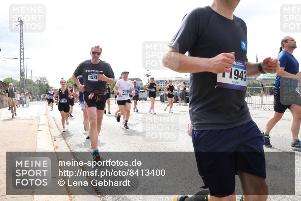 29.06.2025 - hella hamburg halbmarathon Lena Gebhardt http://msf.ph/oto/8413400 29.06.2025 10:42:02 Lombardsbrücke 6430, 1586, 17541, 1943, 1039, 1314, 1509, 1623, 1624, 1648, 1712, 1752, 2145, 2153, 2523, 2974, 3276, 3326, 3459, 3460, 3568, 4329, 4353, 4541, 4735, 4736, 4787, 4885, 5419, 5432, 5671, 6136, 6137, 6153, 6320, 6430, 6436, 6450, 6618, 6837, 6846, 6917, 7357, 7477, 7955, 7968, 8004, 8014, 8162, 8163, 8300, 8301, 8443, 8459, 8712, 8848, 8897, 8908, 9008, 9223, 9370, 9467, 9588, 10027, 10623, 11011 meine-sportfotos.de