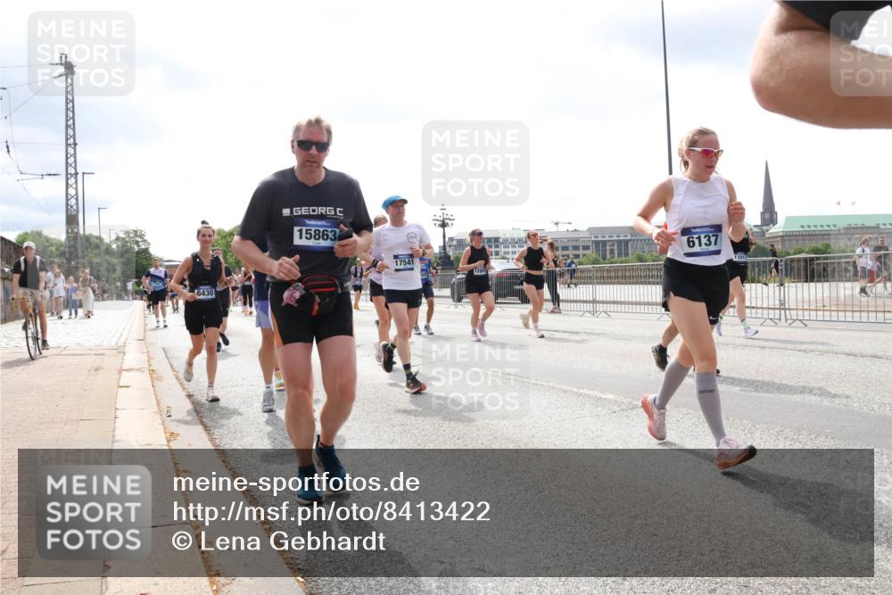 29.06.2025 - hella hamburg halbmarathon Lena Gebhardt http://msf.ph/oto/8413422 29.06.2025 10:42:02 Lombardsbrücke 6430, 15863, 17541, 6137, 11017, 1039, 1314, 1509, 1623, 1624, 1648, 1712, 1752, 2145, 2153, 2523, 2974, 3276, 3326, 3459, 3460, 3568, 4329, 4353, 4541, 4735, 4736, 4787, 4885, 5419, 5432, 5671, 6136, 6137, 6153, 6320, 6430, 6436, 6450, 6618, 6837, 6846, 6917, 7357, 7477, 7955, 7968, 8004, 8014, 8162, 8163, 8300, 8301, 8443, 8459, 8712, 8848, 8897, 8908, 9008, 9223, 9370, 9467, 9588, 10027, 10623, 11011 meine-sportfotos.de