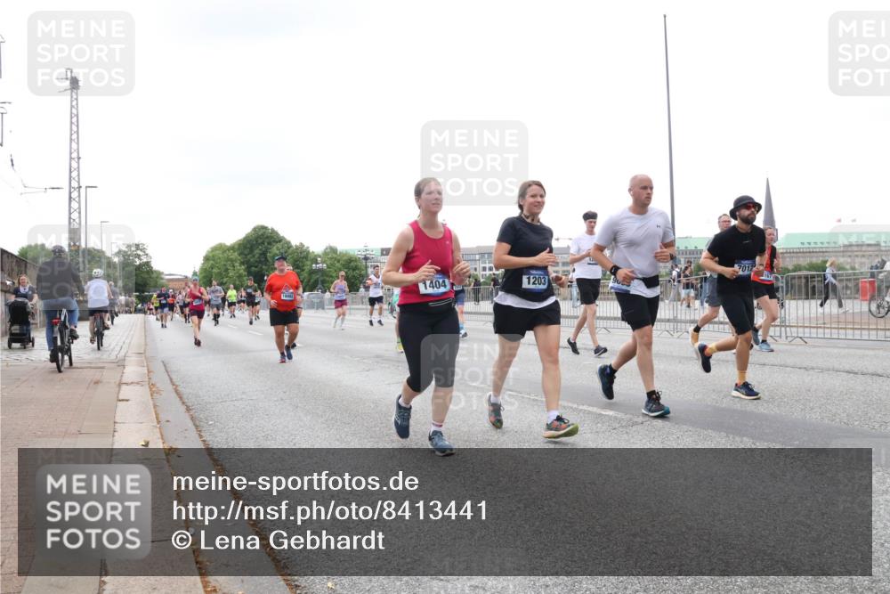 29.06.2025 - hella hamburg halbmarathon Lena Gebhardt http://msf.ph/oto/8413441 29.06.2025 10:51:19 Lombardsbrücke 7012, 1404, 1203, 1129, 1203, 1208, 1404, 1478, 1617, 1997, 2202, 2308, 2358, 2380, 2484, 2485, 2736, 2778, 2859, 3934, 4156, 4652, 4713, 4748, 4808, 4848, 4878, 4920, 5286, 5289, 5291, 5357, 5394, 5530, 5716, 5717, 6091, 6885, 6945, 6954, 6961, 7012, 7141, 7769, 7770, 7771, 7825, 7841, 7871, 7992, 8040, 8125, 8410, 8672, 8779, 8986, 9166, 9167, 9340, 9582, 9583, 9763, 10029, 10496, 10552, 10614, 10636, 11034, 11052, 11252, 11268, 11575, 11577, 14534 meine-sportfotos.de