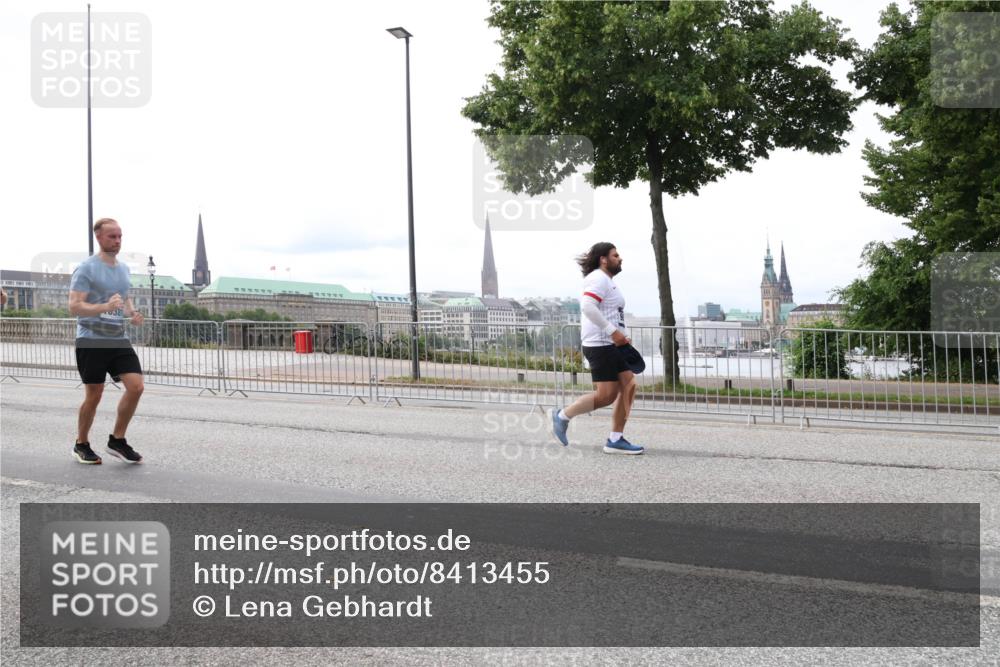 29.06.2025 - hella hamburg halbmarathon Lena Gebhardt http://msf.ph/oto/8413455 29.06.2025 10:25:53 Lombardsbrücke 1093, 1305, 1479, 1481, 3343, 3765, 4378, 4797, 5028, 5497, 6663, 8276, 8674, 8881, 9811, 10104, 10219, 10845, 10846, 11139, 11157, 11596, 11662, 11699, 11828, 11859, 12074, 12505, 12838, 12945, 12946, 13653, 13842, 14063, 14179, 14223, 14356, 14726, 14936, 15283, 16289, 16354, 16381, 16927, 17369, 19144 meine-sportfotos.de