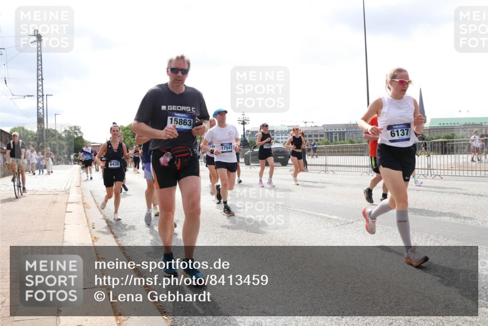 29.06.2025 - hella hamburg halbmarathon Lena Gebhardt http://msf.ph/oto/8413459 29.06.2025 10:42:02 Lombardsbrücke 6430, 15863, 17541, 12801, 6137, 1039, 1314, 1509, 1623, 1624, 1648, 1712, 1752, 2145, 2153, 2523, 2974, 3276, 3326, 3459, 3460, 3568, 4329, 4353, 4541, 4735, 4736, 4787, 4885, 5419, 5432, 5671, 6136, 6137, 6153, 6320, 6430, 6436, 6450, 6618, 6837, 6846, 6917, 7357, 7477, 7955, 7968, 8004, 8014, 8162, 8163, 8300, 8301, 8443, 8459, 8712, 8848, 8897, 8908, 9008, 9223, 9370, 9467, 9588, 10027, 10623, 11011 meine-sportfotos.de