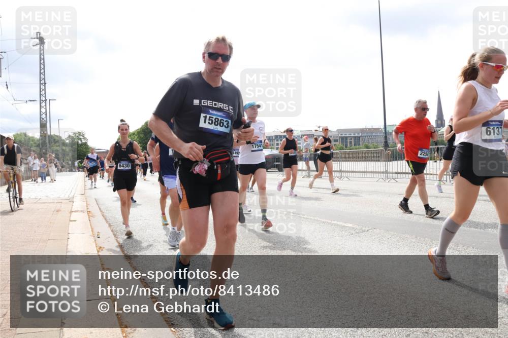 29.06.2025 - hella hamburg halbmarathon Lena Gebhardt http://msf.ph/oto/8413486 29.06.2025 10:42:02 Lombardsbrücke 6430, 15863, 1492, 17541, 2258, 6137, 1039, 1314, 1509, 1623, 1624, 1648, 1712, 1752, 2145, 2153, 2523, 2974, 3276, 3326, 3459, 3460, 3568, 4329, 4353, 4541, 4735, 4736, 4787, 4885, 5419, 5432, 5671, 6136, 6137, 6153, 6320, 6430, 6436, 6450, 6618, 6837, 6846, 6917, 7357, 7477, 7955, 7968, 8004, 8014, 8162, 8163, 8300, 8301, 8443, 8459, 8712, 8848, 8897, 8908, 9008, 9223, 9370, 9467, 9588, 10027, 10623, 11011 meine-sportfotos.de