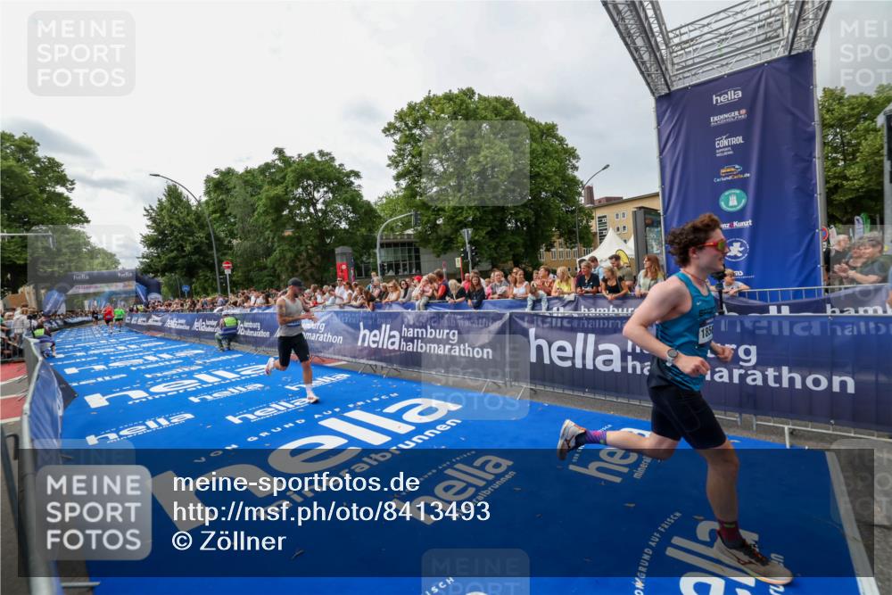 29.06.2025 - hella hamburg halbmarathon Zöllner http://msf.ph/oto/8413493 29.06.2025 10:24:19 Ziel 5612, 6816, 7331, 18569, 18695 meine-sportfotos.de