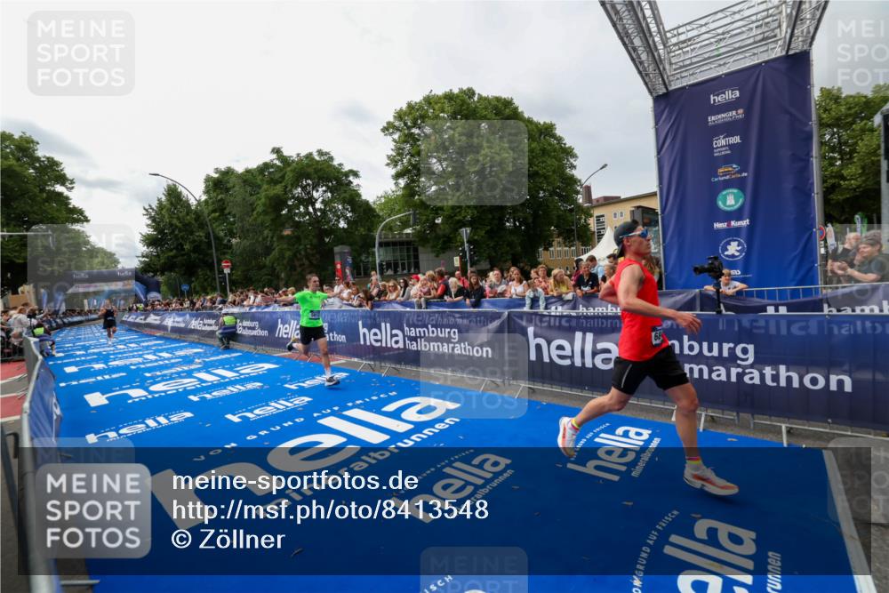 29.06.2025 - hella hamburg halbmarathon Zöllner http://msf.ph/oto/8413548 29.06.2025 10:24:23 Ziel 5612, 6816, 18695 meine-sportfotos.de