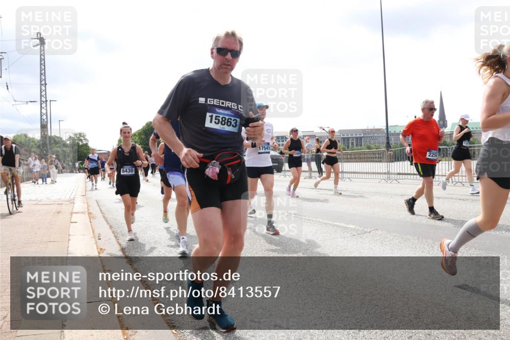 29.06.2025 - hella hamburg halbmarathon Lena Gebhardt http://msf.ph/oto/8413557 29.06.2025 10:42:02 Lombardsbrücke 6430, 15863, 17541, 2258, 1039, 1314, 1509, 1623, 1624, 1648, 1712, 1752, 2145, 2153, 2523, 2974, 3276, 3326, 3459, 3460, 3568, 4329, 4353, 4541, 4735, 4736, 4787, 4885, 5419, 5432, 5671, 6136, 6137, 6153, 6320, 6430, 6436, 6450, 6618, 6837, 6846, 6917, 7357, 7477, 7955, 7968, 8004, 8014, 8162, 8163, 8300, 8301, 8443, 8459, 8712, 8848, 8897, 8908, 9008, 9223, 9370, 9467, 9588, 10027, 10623, 11011 meine-sportfotos.de