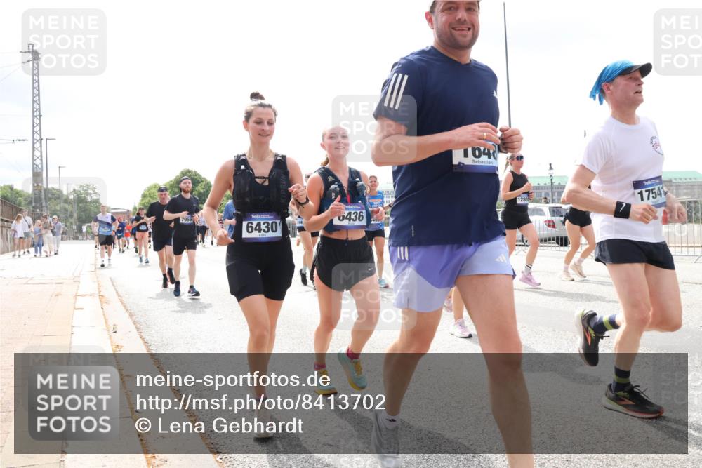 29.06.2025 - hella hamburg halbmarathon Lena Gebhardt http://msf.ph/oto/8413702 29.06.2025 10:42:04 Lombardsbrücke 7955, 6430, 0436, 1040, 12801, 17541, 1039, 1360, 1509, 1623, 1624, 1648, 1712, 1752, 2145, 2523, 2974, 3276, 3326, 3459, 3460, 3568, 4329, 4353, 4541, 4735, 4736, 4787, 4885, 4892, 5419, 5432, 5671, 6136, 6137, 6153, 6320, 6430, 6436, 6450, 6618, 6828, 6837, 6846, 6917, 7357, 7477, 7955, 7968, 8004, 8014, 8162, 8163, 8300, 8301, 8443, 8459, 8712, 8848, 8897, 8908, 9008, 9223, 9370, 9467, 9588, 10027, 10623, 11011 meine-sportfotos.de