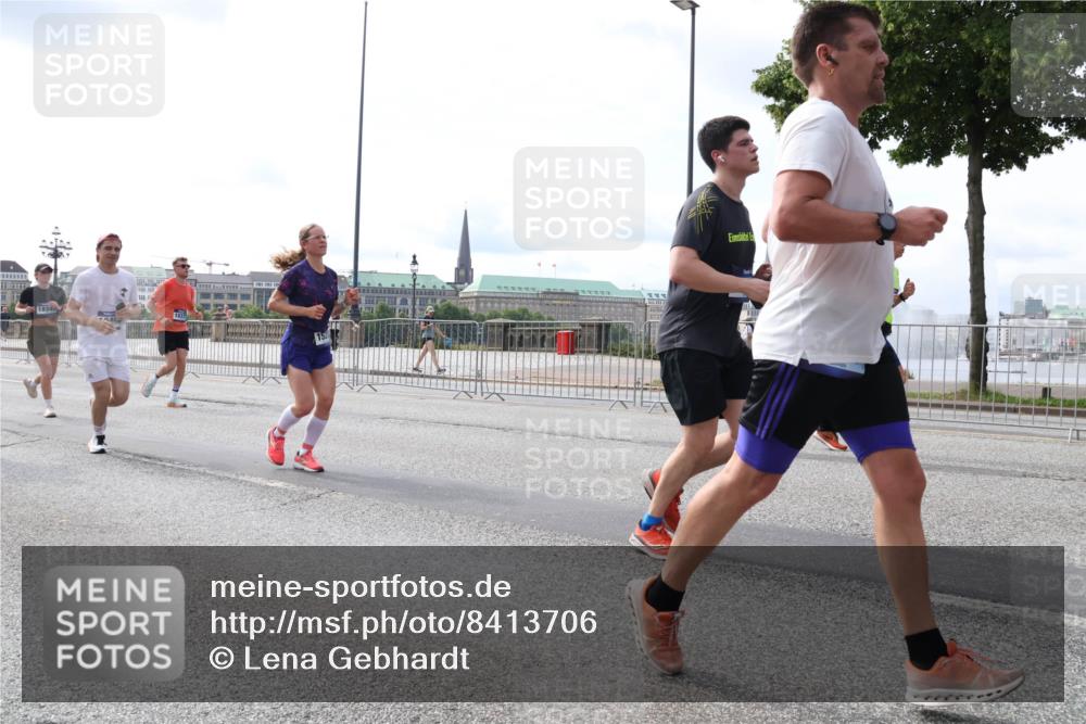 29.06.2025 - hella hamburg halbmarathon Lena Gebhardt http://msf.ph/oto/8413706 29.06.2025 10:17:22 Lombardsbrücke 1083, 1137, 1204, 1298, 1331, 1348, 1356, 1477, 1553, 2225, 2259, 2305, 2860, 2908, 3210, 3464, 3466, 3622, 3802, 3803, 4194, 4218, 4852, 5023, 5390, 5929, 5930, 5995, 6126, 6128, 6254, 6336, 6352, 6520, 6522, 6786, 7011, 7114, 7115, 7257, 7258, 7291, 7345, 7376, 7410, 7413, 7445, 7566, 7647, 7844, 7924, 7928, 7945, 8210, 8253, 8263, 8309, 8351, 8433, 8513, 8558, 8895, 8983, 9152, 9259, 9848 meine-sportfotos.de