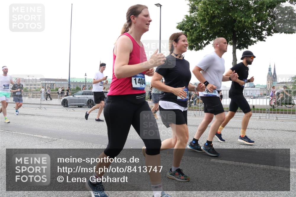 29.06.2025 - hella hamburg halbmarathon Lena Gebhardt http://msf.ph/oto/8413747 29.06.2025 10:51:21 Lombardsbrücke 8410, 2202, 123, 1404, 1129, 1203, 1208, 1404, 1478, 1617, 1997, 2202, 2308, 2358, 2380, 2484, 2485, 2593, 2736, 2778, 2859, 3934, 4156, 4652, 4713, 4748, 4808, 4848, 4878, 4920, 5286, 5289, 5291, 5357, 5394, 5530, 5716, 5717, 6091, 6885, 6945, 6954, 6961, 7012, 7141, 7769, 7770, 7771, 7825, 7841, 7871, 7992, 8040, 8125, 8399, 8410, 8672, 8779, 9166, 9167, 9340, 9582, 9583, 9763, 10496, 10552, 10614, 10636, 11034, 11052, 11252, 11268, 11575 meine-sportfotos.de