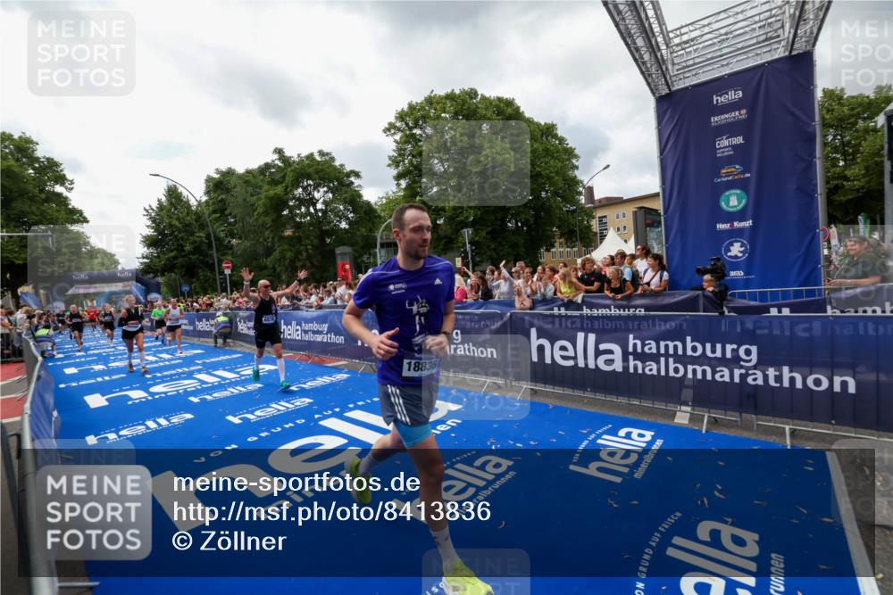 29.06.2025 - hella hamburg halbmarathon Zöllner http://msf.ph/oto/8413836 29.06.2025 10:47:58 Ziel 1604, 1613, 4528, 5022, 6836, 11961, 14730, 15333, 16766, 17451, 18356, 18836, 19198 meine-sportfotos.de