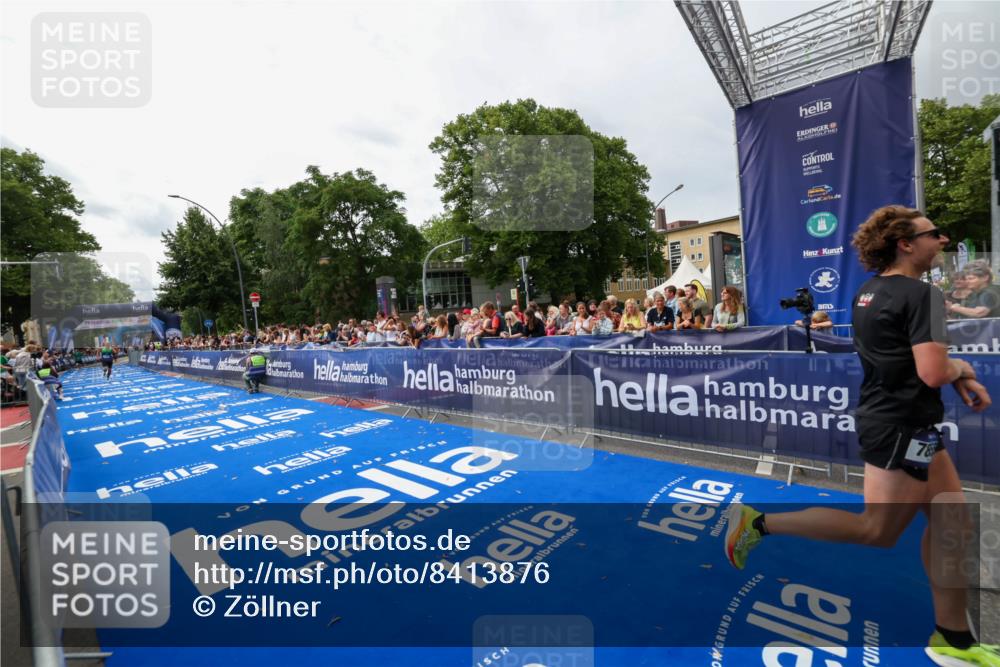 29.06.2025 - hella hamburg halbmarathon Zöllner http://msf.ph/oto/8413876 29.06.2025 10:24:38 Ziel 7855, 14506 meine-sportfotos.de