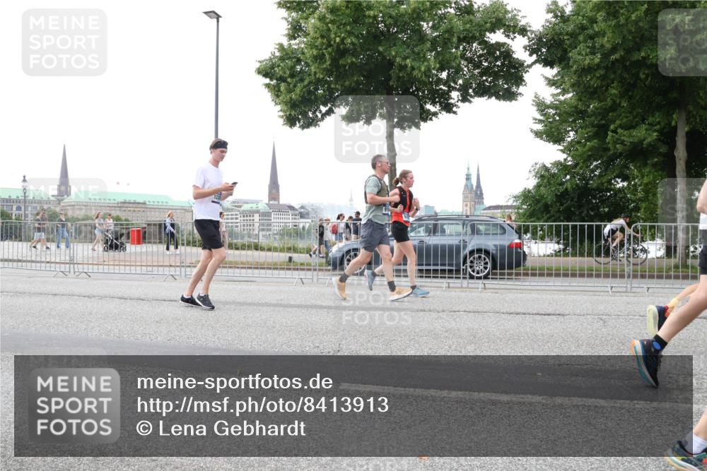 29.06.2025 - hella hamburg halbmarathon Lena Gebhardt http://msf.ph/oto/8413913 29.06.2025 10:51:21 Lombardsbrücke 1129, 1203, 1208, 1404, 1478, 1617, 1997, 2202, 2308, 2358, 2380, 2484, 2485, 2593, 2736, 2778, 2859, 3934, 4156, 4652, 4713, 4748, 4808, 4848, 4878, 4920, 5286, 5289, 5291, 5357, 5394, 5530, 5716, 5717, 6091, 6885, 6945, 6954, 6961, 7012, 7141, 7769, 7770, 7771, 7825, 7841, 7871, 7992, 8040, 8125, 8399, 8410, 8672, 8779, 9166, 9167, 9340, 9582, 9583, 9763, 10496, 10552, 10614, 10636, 11034, 11052, 11252, 11268, 11575 meine-sportfotos.de