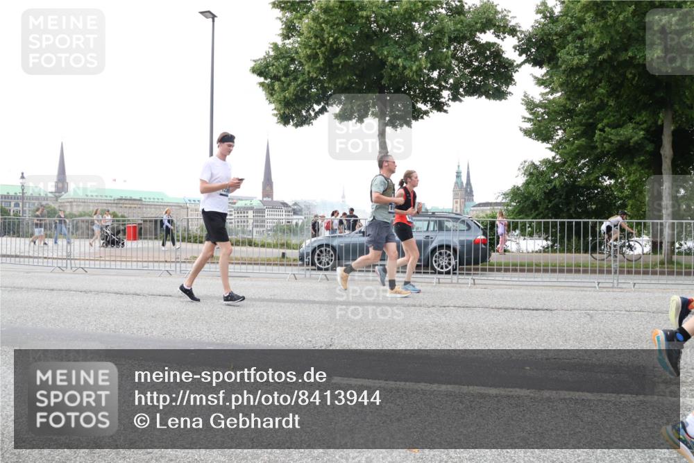29.06.2025 - hella hamburg halbmarathon Lena Gebhardt http://msf.ph/oto/8413944 29.06.2025 10:51:22 Lombardsbrücke 1129, 1203, 1208, 1404, 1478, 1617, 1997, 2202, 2308, 2358, 2380, 2484, 2485, 2593, 2736, 2778, 2859, 3934, 4156, 4652, 4713, 4748, 4808, 4848, 4878, 4920, 5286, 5289, 5291, 5357, 5394, 5530, 5716, 5717, 6007, 6091, 6885, 6945, 6954, 6961, 7012, 7141, 7769, 7770, 7771, 7825, 7841, 7871, 7992, 8040, 8125, 8399, 8410, 8672, 8779, 9166, 9167, 9340, 9462, 9582, 9583, 9763, 10496, 10552, 10614, 10636, 11034, 11052, 11252, 11268, 11575 meine-sportfotos.de