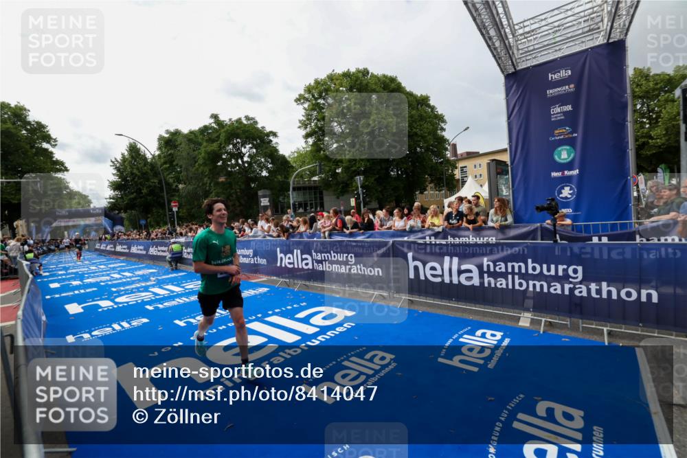 29.06.2025 - hella hamburg halbmarathon Zöllner http://msf.ph/oto/8414047 29.06.2025 10:24:47 Ziel 1241, 2892, 18740 meine-sportfotos.de