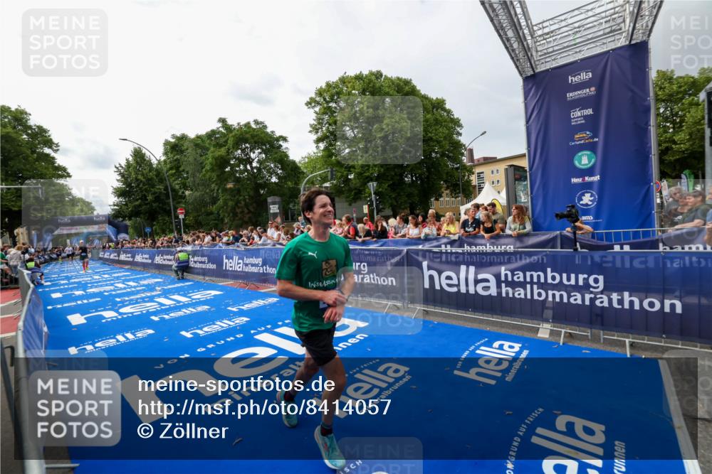 29.06.2025 - hella hamburg halbmarathon Zöllner http://msf.ph/oto/8414057 29.06.2025 10:24:47 Ziel 1241, 2892, 18740 meine-sportfotos.de