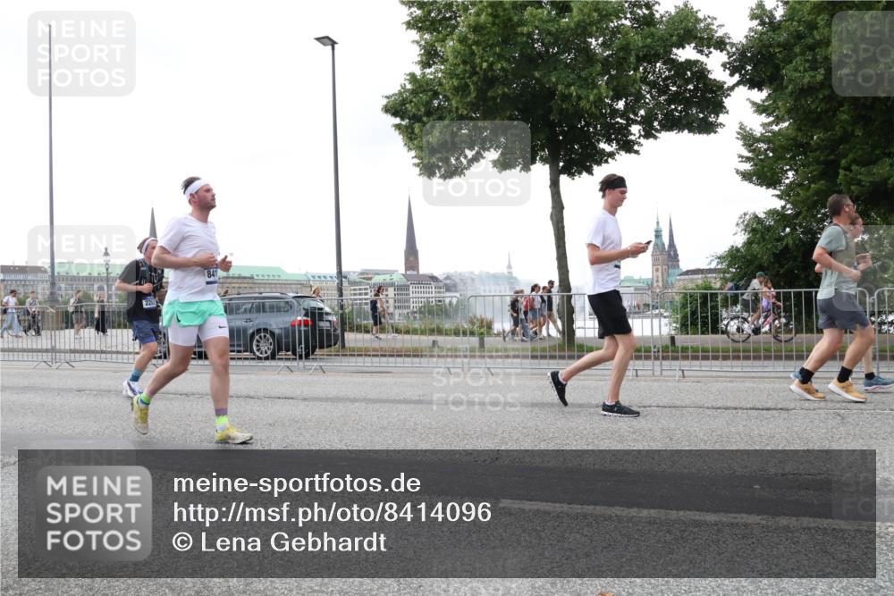 29.06.2025 - hella hamburg halbmarathon Lena Gebhardt http://msf.ph/oto/8414096 29.06.2025 10:51:22 Lombardsbrücke 2209, 841, 1129, 1203, 1208, 1404, 1478, 1617, 1997, 2202, 2308, 2358, 2380, 2484, 2485, 2593, 2736, 2778, 2859, 3934, 4156, 4652, 4713, 4748, 4808, 4848, 4878, 4920, 5286, 5289, 5291, 5357, 5394, 5530, 5716, 5717, 6007, 6091, 6885, 6945, 6954, 6961, 7012, 7141, 7769, 7770, 7771, 7825, 7841, 7871, 7992, 8040, 8125, 8399, 8410, 8672, 8779, 9166, 9167, 9340, 9462, 9582, 9583, 9763, 10496, 10552, 10614, 10636, 11034, 11052, 11252, 11268, 11575 meine-sportfotos.de