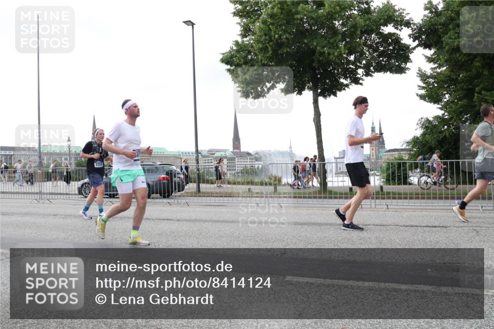 29.06.2025 - hella hamburg halbmarathon Lena Gebhardt http://msf.ph/oto/8414124 29.06.2025 10:51:23 Lombardsbrücke 2202, 1203, 1208, 1404, 1478, 1617, 1997, 2202, 2308, 2358, 2380, 2484, 2485, 2593, 2736, 2778, 2859, 3934, 4156, 4652, 4713, 4748, 4808, 4878, 4920, 5286, 5289, 5291, 5357, 5394, 5530, 5716, 5717, 6007, 6091, 6885, 6945, 6954, 6961, 7012, 7141, 7769, 7770, 7771, 7825, 7841, 7871, 7992, 8040, 8125, 8399, 8410, 8672, 9166, 9167, 9340, 9462, 9582, 9583, 9763, 10496, 10552, 11034, 11052, 11252, 11268, 11575 meine-sportfotos.de