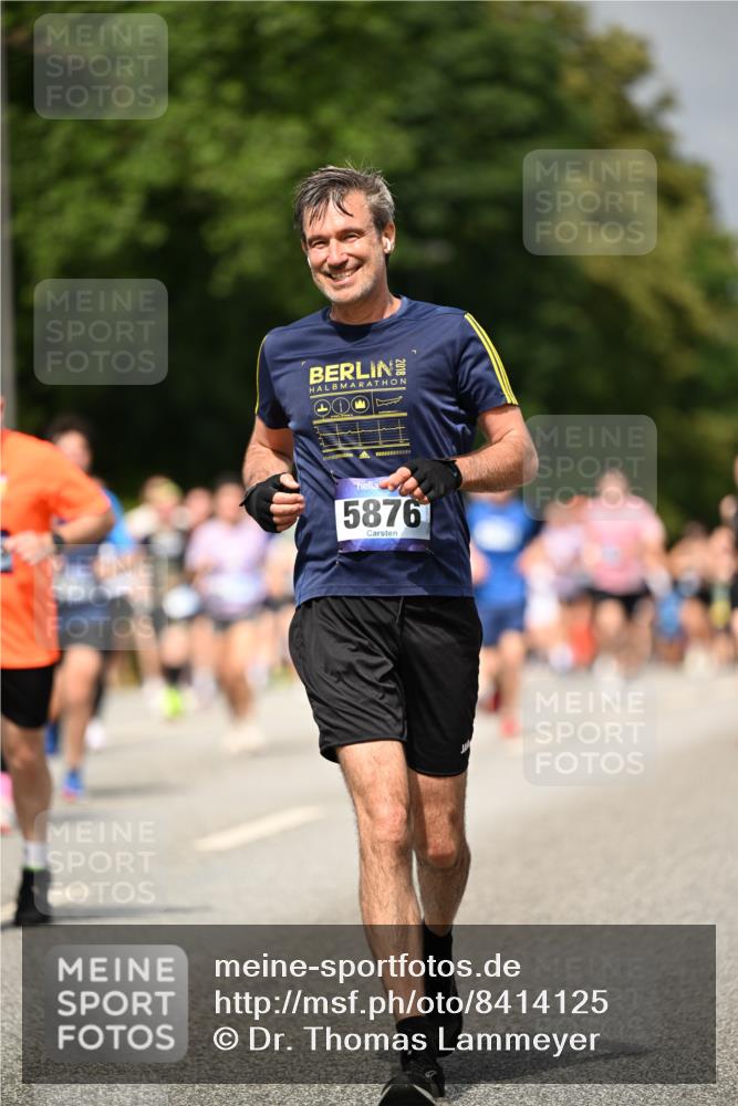 29.06.2025 - hella hamburg halbmarathon Dr. Thomas Lammeyer http://msf.ph/oto/8414125 29.06.2025 10:44:26 Kennedybrücke 1058, 1291, 1586, 1899, 2019, 2313, 2515, 2572, 2888, 2976, 3237, 3515, 3808, 3882, 3883, 3884, 4173, 4752, 5229, 5263, 5654, 5701, 5876, 5877, 5901, 6673, 6866, 6876, 6920, 7045, 7174, 7455, 7456, 7524, 7675, 7850, 7984, 8107, 8391, 8612, 8865, 8866, 9495, 9698, 9747, 10441, 10626, 10806, 10818, 10833, 11175, 11242, 11244 meine-sportfotos.de